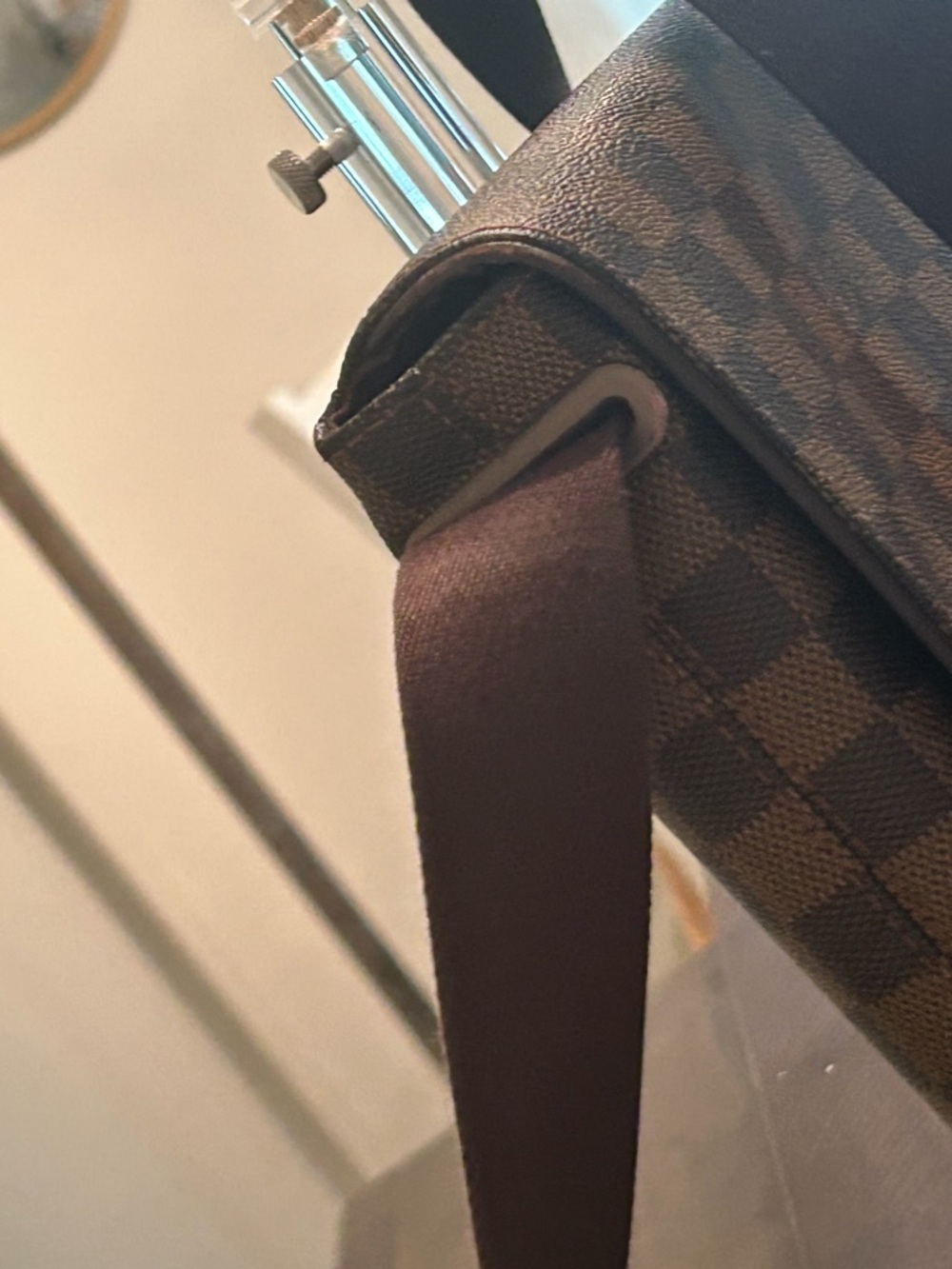 Louis Vuitton Brown Damier Ebene MM Messenger Bag - magnetic closure - Picture 4 of 10